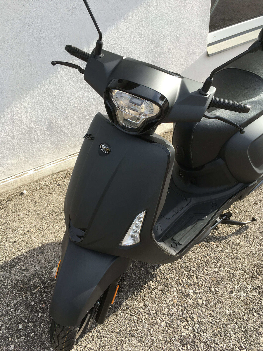 schwarzes Moped von Kymco 